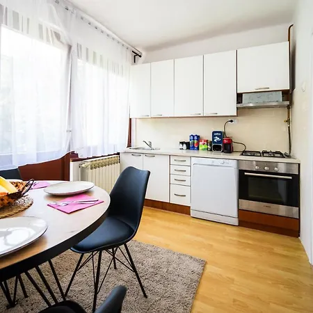 شقة Cozy One-bedroom Near Center سراييفو