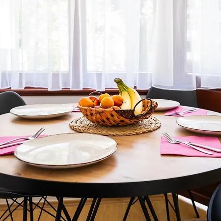 Cozy One-bedroom Near Center *