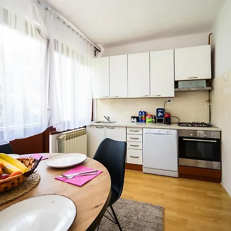 Cozy One-bedroom Near Center *