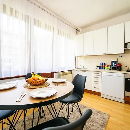 Cozy One-bedroom Near Center 아파트 *