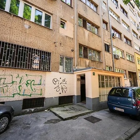 Cozy One-bedroom Near Center Apartman