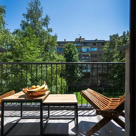 Cozy One-bedroom Near Center شقة