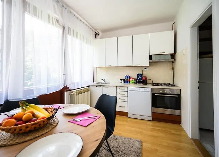 Cozy One-bedroom Near Center *