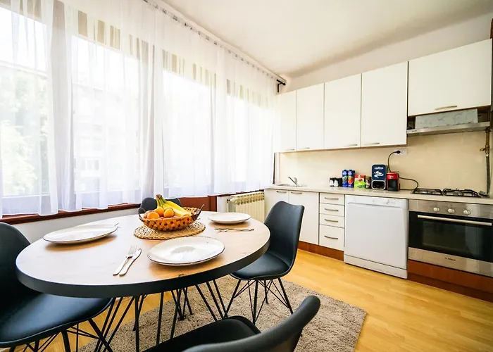 Cozy One-bedroom Near Center شقة *