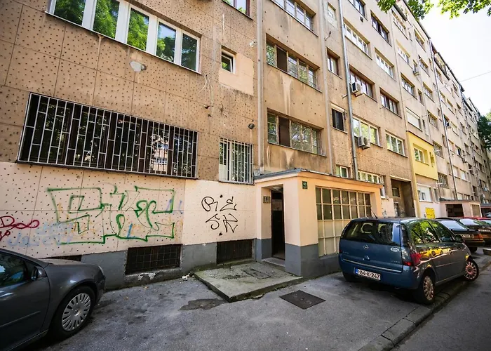 Cozy One-bedroom Near Center شقة