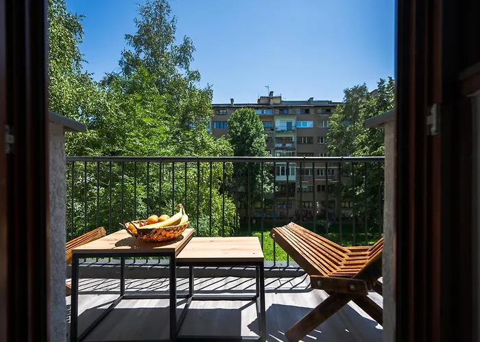 Cozy One-bedroom Near Center شقة